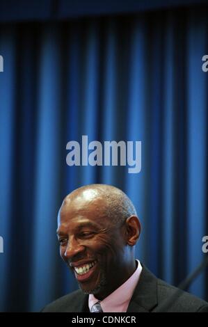 16 juin 2011 - Manhattan, New York, États-Unis - GEOFFREY CANADA, président et chef de Harlem Children's Zone parle comme le Comité National de la Fête des Pères annonce le 70e Congrès annuel de père de l'année Awards lors d'une conférence de presse et déjeuner à l'hôtel Sheraton New York Hotel & Tower. (Crédit Image : © Bryan Smit Banque D'Images