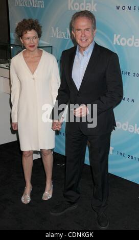 16 juin 2011 - Los Angeles, Californie, USA - 16 juin 2011 - Los Angeles, Californie, USA - actrice Annette Bening, l'Acteur Warren Beatty en 2011 WIF Crystal & Lucy Awards tenue à l'hôtel Beverly Hilton. (Crédit Image : © Paul Fenton/ZUMAPRESS.com) Banque D'Images