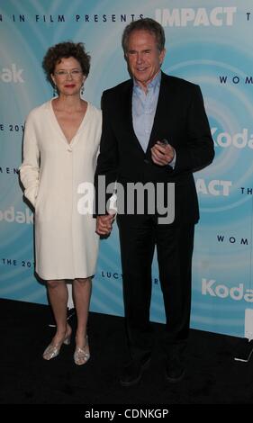 16 juin 2011 - Los Angeles, Californie, USA - 16 juin 2011 - Los Angeles, Californie, USA - actrice Annette Bening, l'Acteur Warren Beatty en 2011 WIF Crystal & Lucy Awards tenue à l'hôtel Beverly Hilton. (Crédit Image : © Paul Fenton/ZUMAPRESS.com) Banque D'Images