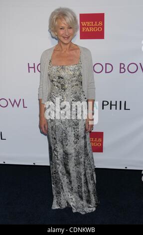 17 juin 2011 - Los Angeles, Californie, USA - 17 juin 2011 - Los Angeles, Californie, USA - Actrice DAME Helen Mirren au Hollywood Bowl Hall of Fame Saison 90e Cérémonie à Harry Connick Jr et Gloria Estefan. (Crédit Image : © Paul Fenton/ZUMAPRESS.com) Banque D'Images