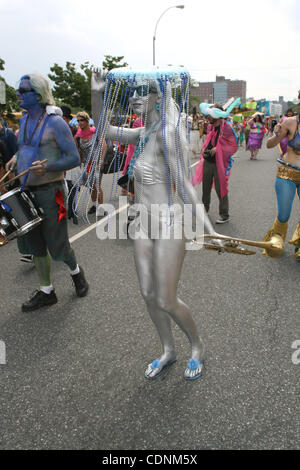 18 juin 2011 - New York, New York, États-Unis - Coney Island Mermaid Parade Brooklyn N.Y. King Neptune Adam Richman et Mermaid Queen Cat Greenleaf à'Â© - Photos 6 / 18 / 11 Banque D'Images