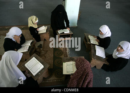 Filles palestiniennes lire le Coran dans un camp d'été pour l'étude de livre saint de l'islam organisé par le mouvement islamiste Hamas à Rafah, dans le sud de la bande de Gaza le 19 juin 2011. Photo par Abed Rahim Khatib Banque D'Images