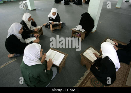 Filles palestiniennes lire le Coran dans un camp d'été pour l'étude de livre saint de l'islam organisé par le mouvement islamiste Hamas à Rafah, dans le sud de la bande de Gaza le 19 juin 2011. Photo par Abed Rahim Khatib Banque D'Images