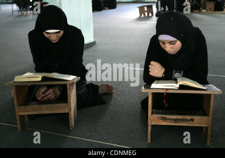 Deux filles palestiniennes lire le Coran dans un camp d'été pour l'étude de livre saint de l'islam organisé par le mouvement islamiste Hamas à Rafah, dans le sud de la bande de Gaza le 19 juin 2011. Photo par Abed Rahim Khatib Banque D'Images