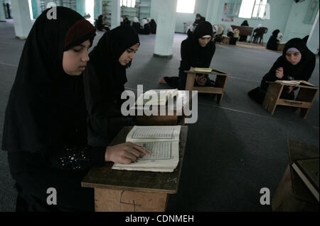 Filles palestiniennes lire le Coran dans un camp d'été pour l'étude de livre saint de l'islam organisé par le mouvement islamiste Hamas à Rafah, dans le sud de la bande de Gaza le 19 juin 2011. Photo par Abed Rahim Khatib Banque D'Images