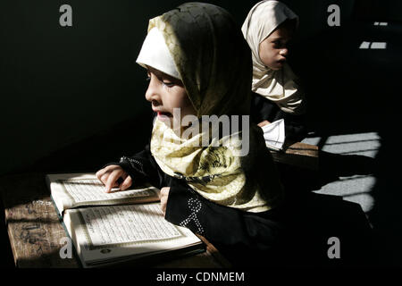 Deux filles palestiniennes lire le Coran dans un camp d'été pour l'étude de livre saint de l'islam organisé par le mouvement islamiste Hamas à Rafah, dans le sud de la bande de Gaza le 19 juin 2011. Photo par Abed Rahim Khatib Banque D'Images