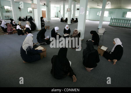 Filles palestiniennes lire le Coran dans un camp d'été pour l'étude de livre saint de l'islam organisé par le mouvement islamiste Hamas à Rafah, dans le sud de la bande de Gaza le 19 juin 2011. Photo par Abed Rahim Khatib Banque D'Images