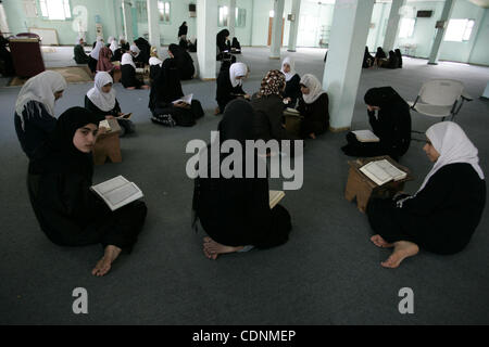 Filles palestiniennes lire le Coran dans un camp d'été pour l'étude de livre saint de l'islam organisé par le mouvement islamiste Hamas à Rafah, dans le sud de la bande de Gaza le 19 juin 2011. Photo par Abed Rahim Khatib Banque D'Images