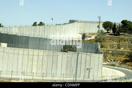 19 juin 2011 - Jérusalem, Israël - une vue pour une partie de la barrière de séparation controversée d'Israël à Jérusalem, ville de Kubsa. Israël dit-on les 723 kilomètres (454 milles) de l'acier et le béton des murs, des clôtures et des barbelés sont nécessaires pour la sécurité. Les Palestiniens estiment que c'est un accaparement des terres que und Banque D'Images