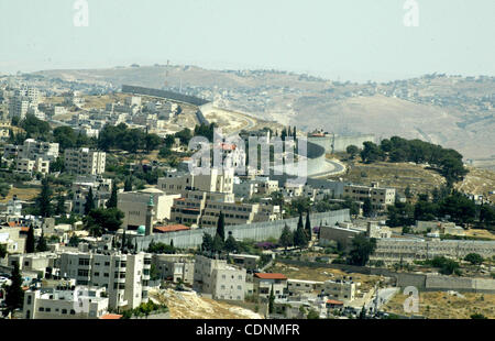 19 juin 2011 - Jérusalem, Israël - une vue pour une partie de la barrière de séparation controversée d'Israël à Jérusalem, ville de Kubsa. Israël dit-on les 723 kilomètres (454 milles) de l'acier et le béton des murs, des clôtures et des barbelés sont nécessaires pour la sécurité. Les Palestiniens estiment que c'est un accaparement des terres que und Banque D'Images