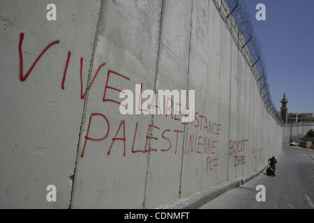 19 juin 2011 - Jérusalem, Israël - une vue pour une partie de la barrière de séparation controversée d'Israël à Jérusalem, ville de Kubsa. Israël dit-on les 723 kilomètres (454 milles) de l'acier et le béton des murs, des clôtures et des barbelés sont nécessaires pour la sécurité. Les Palestiniens estiment que c'est un accaparement des terres que und Banque D'Images