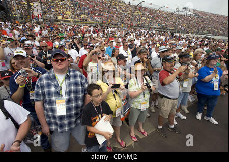 19 juin 2011 - Brooklyn, Michigan, États-Unis - la foule attend de voir leurs pilotes favoris avant le début de l'Heluva bon ! Crème sure Dips 400 NASCAR Sprint Cup Series à la Michigan International Speedway à Brooklyn, le 19 juin 2011. (Crédit Image : © Mark Bialek/ZUMAPRESS.com) Banque D'Images