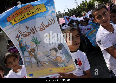 22 juin 2011 - La ville de Gaza, bande de Gaza - Les enfants palestiniens détiennent des signes au cours d'une manifestation contre le travail des enfants dans la ville de Gaza. cette protestation sous les auspices de l'organisation Save the Children et la position du ministère du Travail. (Crédit Image : &# 169 ; Mohammed Asad/apaimages/ZUMAPRESS.com) Banque D'Images