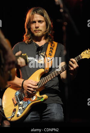 Lukas Nelson, fils de Willie Nelson, joue de la guitare avec ses pères band pendant un concert live à la Willie Nelson Country Throwdown événement au Saloon à Pozo Pozo,CA. le 25 juin 2011.(Image Crédit : © John Pyle/Cal/ZUMAPRESS.com) Media Sport Banque D'Images