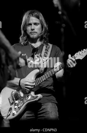 Lukas Nelson, fils de Willie Nelson, joue de la guitare avec ses pères band pendant un concert live à la Willie Nelson Country Throwdown événement au Saloon à Pozo Pozo,CA. le 25 juin 2011.(Image Crédit : © John Pyle/Cal/ZUMAPRESS.com) Media Sport Banque D'Images