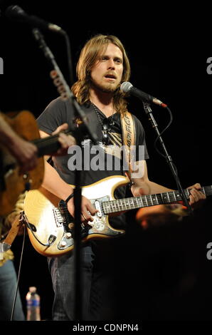 Lukas Nelson, fils de Willie Nelson, joue de la guitare avec ses pères band pendant un concert live à la Willie Nelson Country Throwdown événement au Saloon à Pozo Pozo,CA. le 25 juin 2011.(Image Crédit : © John Pyle/Cal/ZUMAPRESS.com) Media Sport Banque D'Images