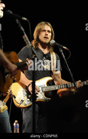 Lukas Nelson, fils de Willie Nelson, joue de la guitare avec ses pères band pendant un concert live à la Willie Nelson Country Throwdown événement au Saloon à Pozo Pozo,CA. le 25 juin 2011.(Image Crédit : © John Pyle/Cal/ZUMAPRESS.com) Media Sport Banque D'Images