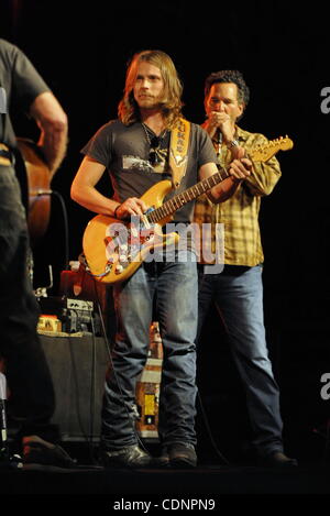 Lukas Nelson, fils de Willie Nelson, joue de la guitare avec ses pères band pendant un concert live à la Willie Nelson Country Throwdown événement au Saloon à Pozo Pozo,CA. le 25 juin 2011.(Image Crédit : © John Pyle/Cal/ZUMAPRESS.com) Media Sport Banque D'Images