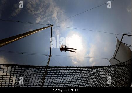 28 juin 2011 - Manhattan, New York, États-Unis - Catcher Breton Alberti balançoires dans le soleil à l'École de trapèze de New York sur le toit de Pier 40 à West Houston Street dans le West Village. (Crédit Image : © Bryan Smith/ZUMAPRESS.com) Banque D'Images