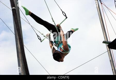 28 juin 2011 - Manhattan, New York, États-Unis - Caitlin Bosse, 18 de SoHo pivote à l'École de trapèze de New York sur le toit de Pier 40 à West Houston Street dans le West Village. (Crédit Image : © Bryan Smith/ZUMAPRESS.com) Banque D'Images