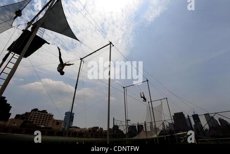 28 juin 2011 - Manhattan, New York, États-Unis - Cailtlin Bosse de SoHo pivote à l'École de trapèze de New York sur le toit de Pier 40 à West Houston Street dans le West Village. (Crédit Image : © Bryan Smith/ZUMAPRESS.com) Banque D'Images