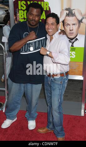 30 juin 2011 - Los Angeles, Californie, USA - 30 juin, 2011 - Los Angeles, Californie, USA - l'Acteur CRAIG ROBINSON, l'Acteur OSCAR NUNEZ au 'Horrible Bosses' Los Angeles Premiere tenue au Chinese Theatre, à Hollywood. (Crédit Image : © Paul Fenton/ZUMAPRESS.com) Banque D'Images