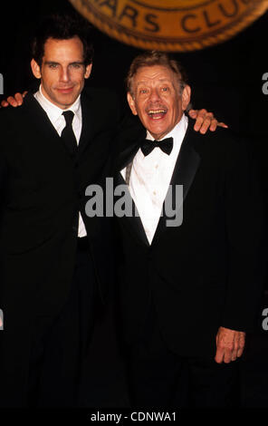 30 juin 2011 - New York, New York, États-Unis - K16802WW.Ben Stiller & JERRY STILLER.NY Friars Club rôtis Jerry Stiller.NY Hilton Hotel, NYC. Crédit Image : 1999(© Walter Weissman/Photos/ZUMAPRESS.com) Globe Banque D'Images