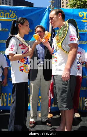 1 juillet 2011 - Manhattan, New York, États-Unis - le record du monde de femmes SONIA ''Black Widow'' THOMAS ''off'' visages avec # 1 mangeur de rang dans le monde JOEY CHESTNUT comme que le maire Michael Bloomberg supervise la pesée officielle pour la cérémonie 2011 Nathan's célèbre Quatrième de juillet International Hot n Banque D'Images