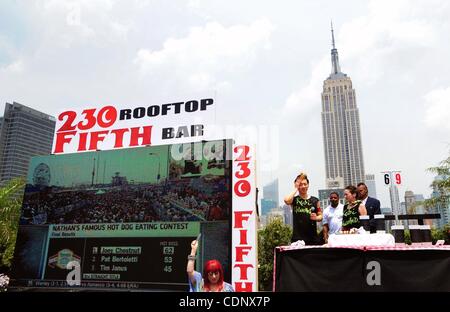 4 juillet 2011 - New York, États-Unis - hot dog japonais TAKERU KOBAYASHI champion manger après d'établir un record en mangeant des saucisses de 69 à 10 minutes sur le 230 Fifth Avenue Bar sur le toit ! Kobayashi se sont mesurés à la célèbre International Nathan Concours de hot-dog à l'investiture en direct par satellite à partir de la via Banque D'Images