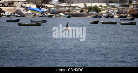 Un pêcheur palestinien travaille sur son bateau dans le port de la ville de Gaza, le mardi 5 juillet 2011, en tant que militants pro-Palestiniens d'une flottille internationale interdit de mettre les voiles pour Gaza par les autorités grecques ont occupé l'ambassade espagnole à Athènes a dit une source diplomatique. Photo par Ali Jadallah Banque D'Images