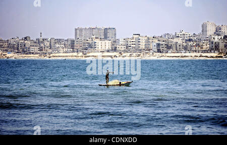 Un pêcheur palestinien travaille sur son bateau dans le port de la ville de Gaza, le mardi 5 juillet 2011, en tant que militants pro-Palestiniens d'une flottille internationale interdit de mettre les voiles pour Gaza par les autorités grecques ont occupé l'ambassade espagnole à Athènes a dit une source diplomatique. Photo par Ali Jadallah Banque D'Images