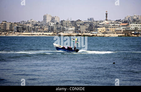 Un pêcheur palestinien travaille sur son bateau dans le port de la ville de Gaza, le mardi 5 juillet 2011, en tant que militants pro-Palestiniens d'une flottille internationale interdit de mettre les voiles pour Gaza par les autorités grecques ont occupé l'ambassade espagnole à Athènes a dit une source diplomatique. Photo par Ali Jadallah Banque D'Images