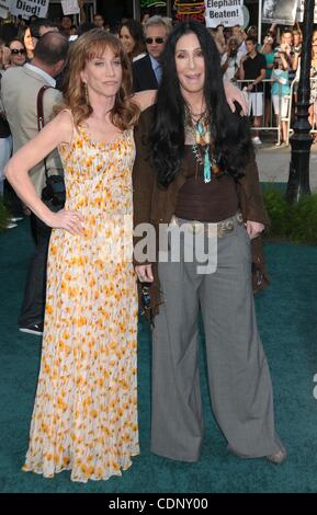 6 juillet 2011 - Los Angeles, Californie, USA - Jul 06, 2011 - Los Angeles, Californie, USA - Comédienne KATHY GRIFFIN, chanteuse / actrice CHER au "Zookeeper" Première mondiale qui a eu lieu au Regency Village Theatre, Westwood, Los Angeles. (Crédit Image : © Paul Fenton/ZUMAPRESS.com) Banque D'Images