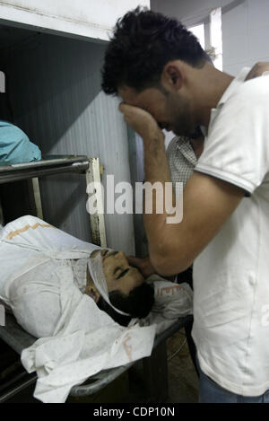 La famille palestinienne identifier le corps de 21 ans, Ibrahim Sarhan, qui a été abattu lors d'un raid israélien sur la Cisjordanie Al-Fara, camp de réfugiés au nord de Naplouse, le 13 juillet 2011. Photo de Wagdi Eshtayah Banque D'Images