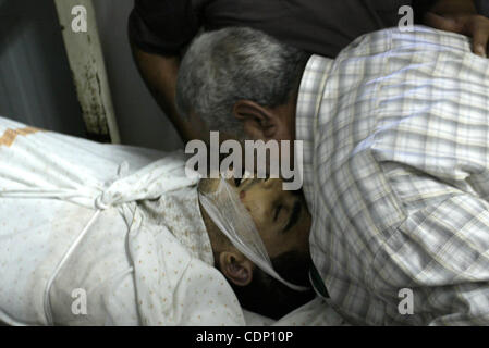 La famille palestinienne identifier le corps de 21 ans, Ibrahim Sarhan, qui a été abattu lors d'un raid israélien sur la Cisjordanie Al-Fara, camp de réfugiés au nord de Naplouse, le 13 juillet 2011. Photo de Wagdi Eshtayah Banque D'Images