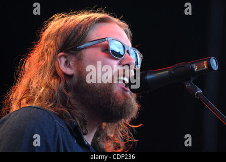 16 juillet 2011 - Vancouver, Colombie-Britannique, Canada - EWAN CURRIE du groupe rock canadien THE Sheepdogs effectuer dans le parc Stanley à Vancouver, Colombie-Britannique, Canada. Le concert fait partie des célébrations du 100e anniversaire de Parcs Canada, qui ont lieu partout au Canada. (Crédit Image : &# 169 ; Sergei Bachlakov/ZUMAPRE Banque D'Images