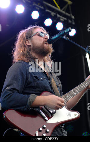 16 juillet 2011 - Vancouver, Colombie-Britannique, Canada - EWAN CURRIE du groupe rock canadien THE Sheepdogs effectuer dans le parc Stanley à Vancouver, Colombie-Britannique, Canada. Le concert fait partie des célébrations du 100e anniversaire de Parcs Canada, qui ont lieu partout au Canada. (Crédit Image : &# 169 ; Sergei Bachlakov/ZUMAPRE Banque D'Images