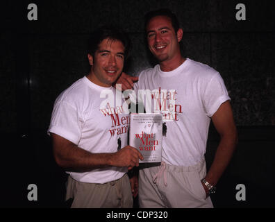 19 juillet 2011 - New York, New York, États-Unis - K13025AR.CHRISTOPHER PIZZO & BRADLEY GERSTMAN dévoile une nouvelle structure.Pantalon dans leur magasin, NYC. 1998(Credit Image : © Andrea Renault/Photos/ZUMAPRESS.com) Globe Banque D'Images