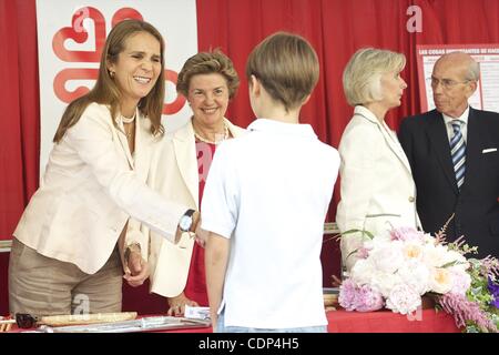 Le 21 juin 2011 - Madrid, Espagne - La princesse Elena d'Espagne participe à la journée caritative 'Caritas' à la Banco Popular EspanÌƒol à Madrid (crédit Image : © Jack Abuin/ZUMAPRESS.com) Banque D'Images