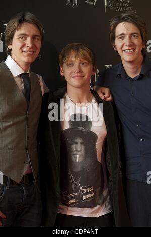 27 juin 2011 - Madrid, Espagne - Acteurs Oliver Phelps, Rupert Grint et James Phelps assister à la "Harry Potter et les Reliques' partie 2 photocall et ventilateur réunion au cinéma Kinepolis à Madrid (crédit Image : © Jack Abuin/ZUMAPRESS.com) Banque D'Images