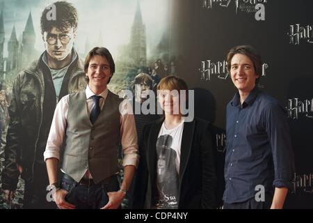 27 juin 2011 - Madrid, Espagne - Acteurs Oliver Phelps, Rupert Grint et James Phelps assister à la "Harry Potter et les Reliques' partie 2 photocall et ventilateur réunion au cinéma Kinepolis à Madrid (crédit Image : © Jack Abuin/ZUMAPRESS.com) Banque D'Images