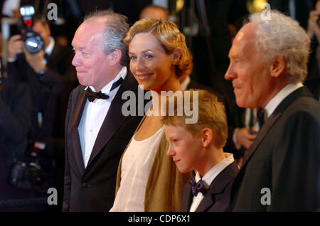 (L-R) Directeur Jean-Pierre Dardenne, acteur actrice Thomas Doret, Cécile de France et de... Banque D'Images