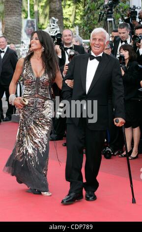 17 mai 2011 - Hollywood, Californie, États-Unis - JEAN-PAUL BELMONDO, BARBARA GANDOLFI.La premiere castor.64ème Festival de Cannes.Cannes, France.17 Mai 2011. Crédit Image : 2011(Â© Roger Harvey/Photos/ZUMAPRESS.com) Globe Banque D'Images