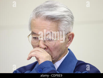 17 avril 2011 - Tokyo, Japon - TSUNEHISA KATSUMATA, Président de la Tokyo Electric Power Company (TEPCO), le propriétaire de la centrale nucléaire de Fukushima Daiichi assiste à une conférence de presse au siège de la société à Tokyo, Japon. TEPCO a annoncé les projets de la société pour gérer les accidents, à l'Fukushi Banque D'Images