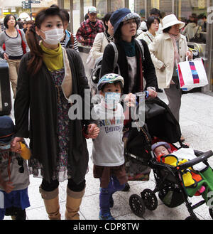 30 avril 2011 - Tokyo, Japon - les passagers à l'entrée de la vente de la Gare de Ueno, Tokyo, Japon. La "Semaine d'or de vacances du 29 avril au 5 mai. (Crédit Image : © Koichi Kamoshida/Jana Press/ZUMAPRESS.com) Banque D'Images