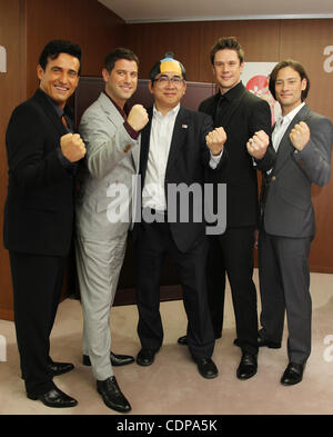 7 juin 2011 - Tokyo, Japon - Il Divo, CARLOS MARTIN (L), Sébastien Izambard (2L), l'Agence du tourisme, HIROSHI MIZOHATA Commissaire (C), DAVID MILLER (2R) et URS BUHLER (R) posent pour des photos lors de leur réunion au ministère des Terres, de l'infrastructure, des transports et du tourisme à Tokyo, Japon Banque D'Images