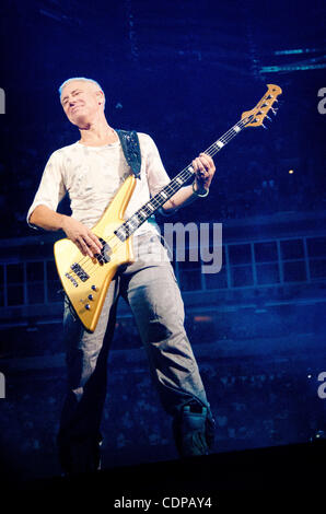 20 juillet 2009 - East Rutherford, New Jersey, États-Unis - Le bassiste ADAM CLAYTON du groupe U2 effectue vivre comme leurs 360 Tour fait une halte à la New Meadowlands Stadium situé à East Brunswick, New Jersey..(Image Crédit : © Brooke Ismach/ZUMA Press) Banque D'Images