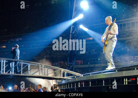 20 juillet 2009 - East Rutherford, New Jersey, États-Unis - Le bassiste ADAM CLAYTON du groupe U2 effectue vivre comme leurs 360 Tour fait une halte à la New Meadowlands Stadium situé à East Brunswick, New Jersey..(Image Crédit : © Brooke Ismach/ZUMA Press) Banque D'Images