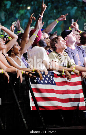 20 juillet 2009 - East Rutherford, New Jersey, États-Unis - Fans cheer comme U2 effectue vivre comme leurs 360 Tour fait une halte à la New Meadowlands Stadium situé à East Brunswick, New Jersey..(Image Crédit : © Brooke Ismach/ZUMA Press) Banque D'Images