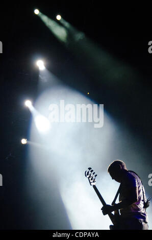 20 juillet 2009 - East Rutherford, New Jersey, États-Unis - Le bassiste ADAM CLAYTON du groupe U2 effectue vivre comme leurs 360 Tour fait une halte à la New Meadowlands Stadium situé à East Brunswick, New Jersey..(Image Crédit : © Brooke Ismach/ZUMA Press) Banque D'Images